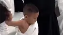 <p>Saat Sa'i, Rayyanza dituntun oleh kedua orangtuanya. Dia antusias berjalan dari bukit Safa ke Marwa masih dalam balutan kain ihram. (Foto: Instagram/ raffinagita1717)</p>