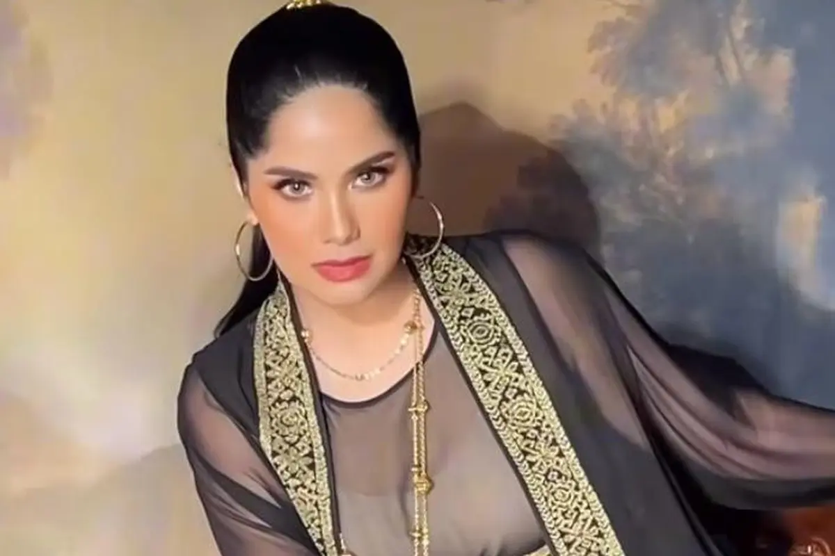 Pesona Memikat Annisa Pohan Dipulas Makeup Bold dalam Pemotretan