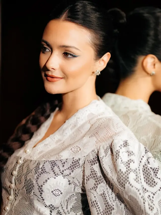 Potret Amanda Rawles Pakai Blouse Brokat dan Rok Batik saat Gala Premiere Film Siapa Dia