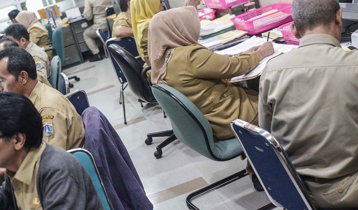 Trubus pun menjelaskan, bahwa pemerintah menerapkan sistem single salary supaya para PNS dapat bekerja lebih keras dan memperoleh gaji yang lebih besar.&nbsp;