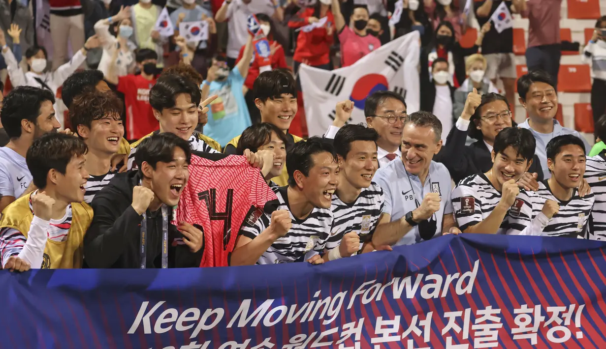Reaksi para pemain Korea Selatan setelah memenangkan pertandingan melawan Suriah pada lanjutan kualifikasi Piala Dunia 2022 zona AFC di Stadion Al-Rashid, di Dubai, Selasa (1/2/2022). Hasil ini membuat Korea Selatan lolos ke Piala Dunia 2022 Qatar. (AFP/Karim Sahib)