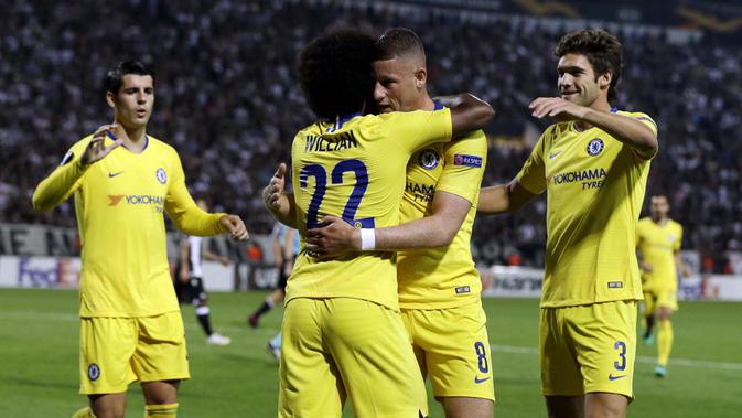 Para pemain Chelsea merayakan gol yang dicetak oleh Willian ke gawang PAOK pada laga Liga Europa di Stadion Toumbas, Thessaloniki, Kamis (20/9/2018). PAOK takluk 0-1 dari Chelsea. (AP/Thanassis Stavrakis)
