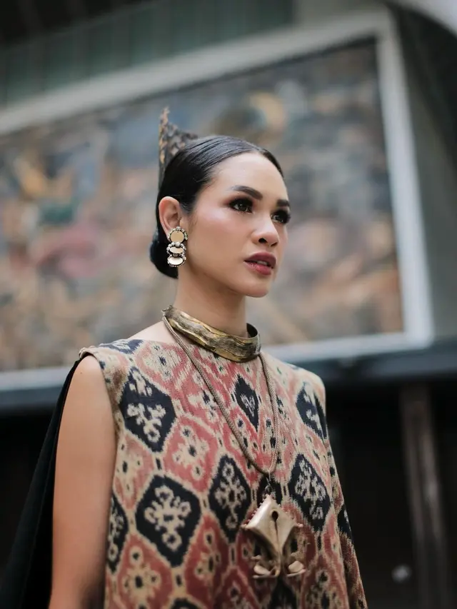 Pesona Andien Dalam Balutan Kain Tenun Sumba