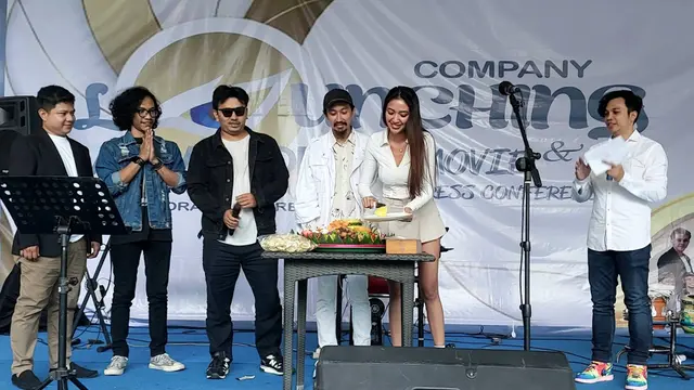 Prosesi pemotongan tumpeng dalam acara perilisisan View Finder Entertainment.