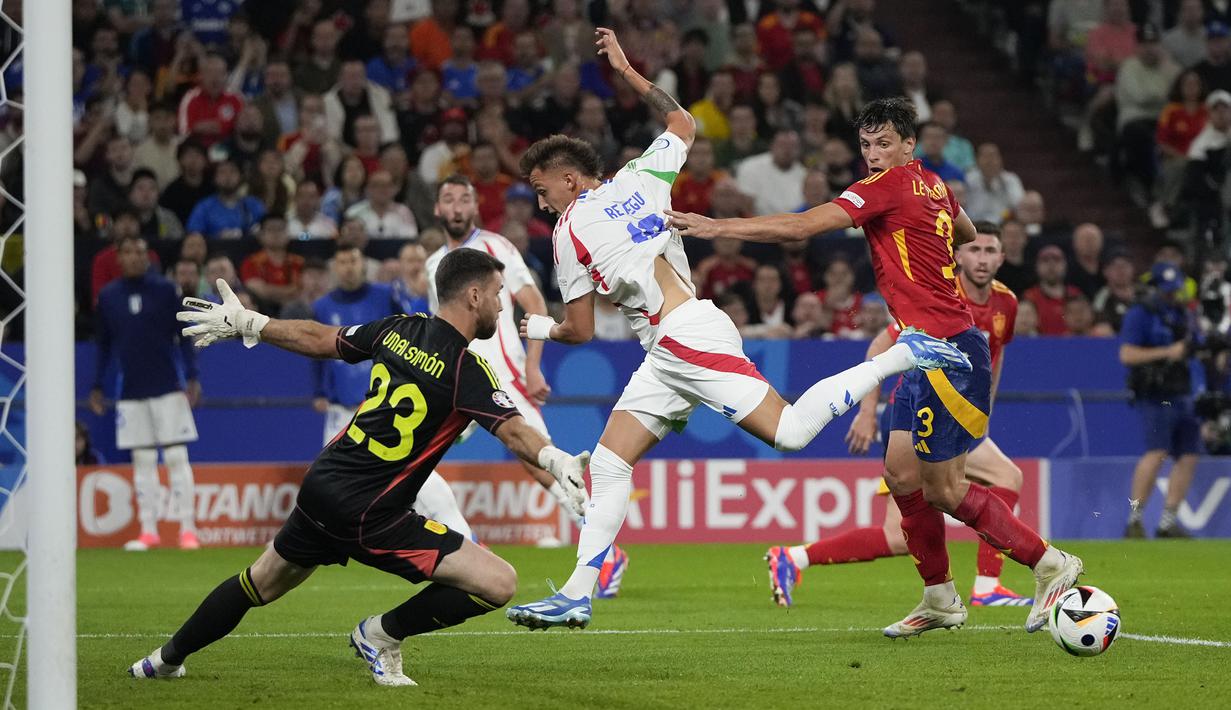 Striker Timnas Italia, Federico Chiesa (tengah) berusaha mencetak gol ke gawang Timnas Spanyol pada laga matchday kedua Grup B Euro 2024 di Arena Aufschalke, Gelsenkirchen, Jerman, Kamis (20/6/2024). (AP Photo/Alessandra Tarantino)
