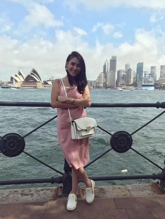 Bukan Ayu Ting Ting sepertinya kalau tidak menuai sensasi, bahkan banyak warga net yang menjadikannya sebagai sasaran empuk untuk dikomentari. Bahkan dengan komentar yang pedas. (Instagram/ayutingting92)