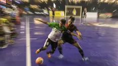 Suasana laga perebutan juara ketiga pada Grand Final Super Soccer Futsal Battle 2017 di Bintaro Xchange, Tangerang, Minggu (22/10/2017). Sebanyak 24 tim terbaik bersaing ketat untuk menjadi yang terbaik. (Bola.com/Vitalis Yogi Trisna)