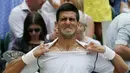 Ekspres Novak Djokovic saat akan mengganti kausnya dalam final tunggal putra Turnamen Tenis Grand Slam Wimbledon 2015 di London, Inggris. (12/7/2015). (REUTERS/Stefan Wermuth)