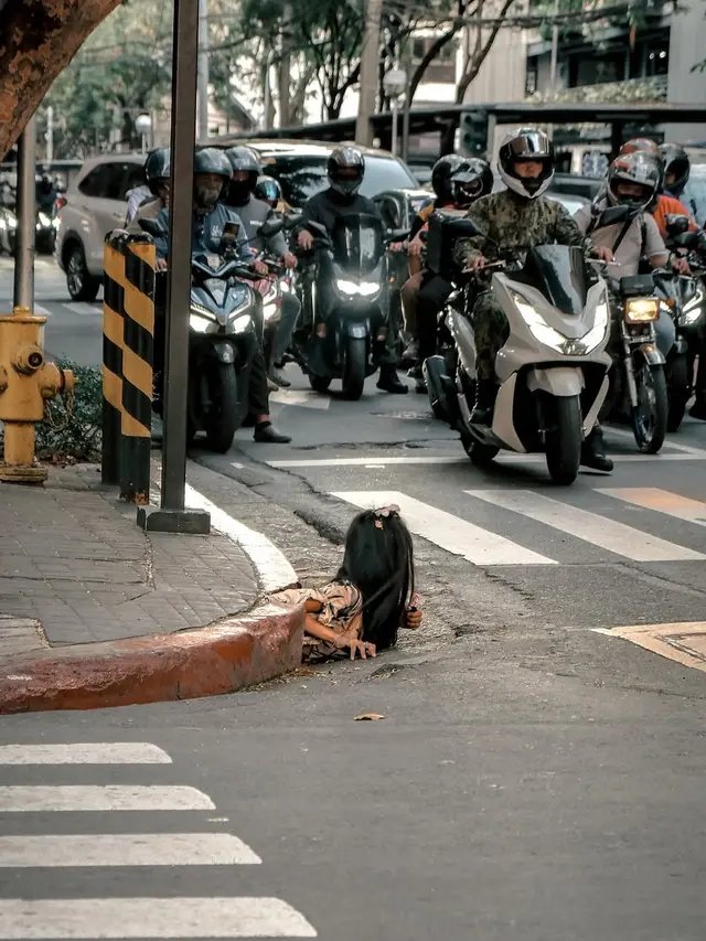 Gambar-gambar yang viral di Filipina, menunjukkan wanita keluar dari got pada 26 Mei 2025. (IAMMRTHIRTY/INSTAGRAM)