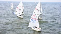 Memasuki hari kedua pelaksanaan Indonesia Regatta Series I dan Kejuaraan Nasional (Kejurnas) Layar 2026, TNI AL terus memberikan dukungan penuh terhadap jalannya perlombaan yang berlangsung di Indonesian National Sailing Center, Jakarta Utara, Sabtu (9/5). (Dok. Dispen AL)
