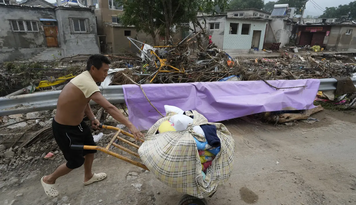 Mendorong evakuasi ribuan orang, meskipun negara itu tampaknya telah menghindari dampak terburuk musim topan yang melanda sebagian Asia Timur. (AP Photo/Ng Han Guan)