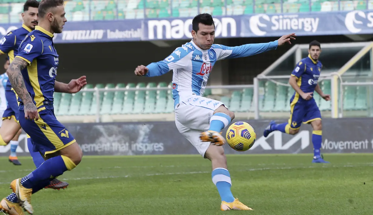 3. Hirving Lozano (tengah) merupakan pemain andalan Napoli dalam mengarungi semua kompetisi di musim ini. Lozano berhasil membukukan 10 gol dan 4 assist dari 24 laga yang ia mainkan musim ini. (Foto: AP/LaPresse/Paola Garbuio)