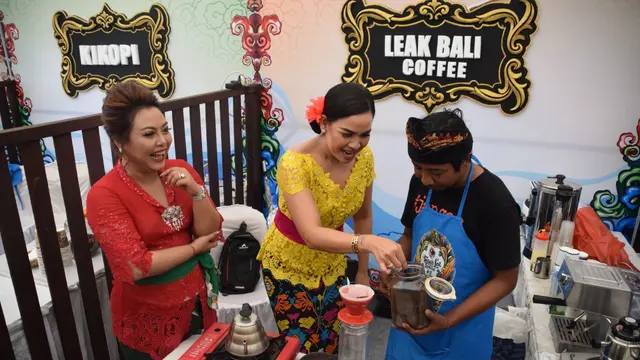 Melaney Ricardo bersama Bupati Tabanan Ni Putu Eka Wiryastuti