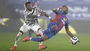 Gelandang Manchester United, Fred saat melanggar pemain Crystal Palace Jordan Ayew pada pertandingan lanjutan Liga Inggris di stadion Selhurst Park di London, Inggris, Kamis (4/3/2021). MU bermian imbang atas Crystal Palace 0-0. (Mike Hewitt / Pool via AP)