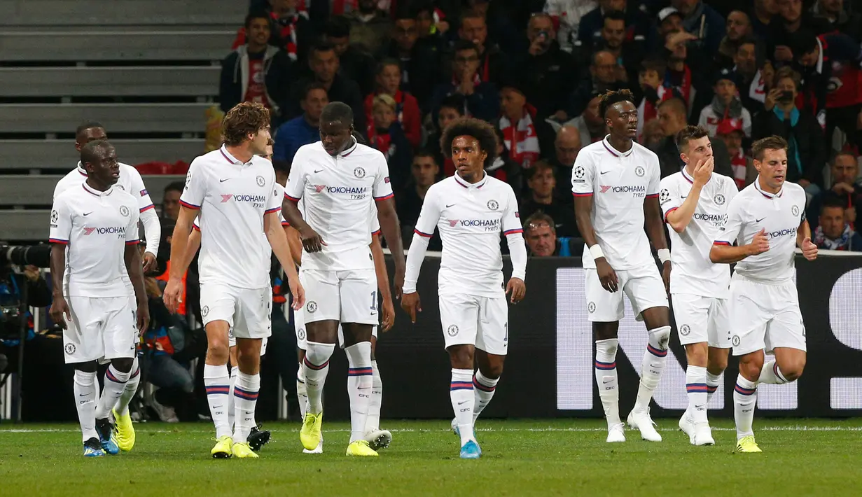 Para pemain Chelsea merayakan gol Tammy Abraham ke gawang Lille pada lanjutan Liga Champions di Stade Pierre-Mauroy, Lille, Prancis, Rabu (2/10/2019). The Blues menang 2-1. (AP Photo/Michel Spingler)