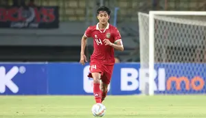 Pemain Timnas Indonesia U-17, Sulthan Zaky, mengontrol bola dalam pertandingan uji coba melawan Timnas Korea Selatan U-17 yang berlangsung di Stadion Patriot Candrabhaga, Bekasi, Rabu (30/8/2023). Sulthan Zaky mampu mengimbangi permainan Iqbal Gwijangge sehingga barisan pertahanan Garuda Asia tampak solid. (Bola.com/Abdul Aziz)