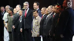 Wakil Presiden Jusuf Kalla didampingi Menteri Pertahanan Ryamizard Ryacudu saat menghadiri pembukaan pameran Indo Defence 2018 di JiExpo and Forum, di Kemayoran, Jakarta Rabu (7/11). (Merdeka.com/Imam Buhori)