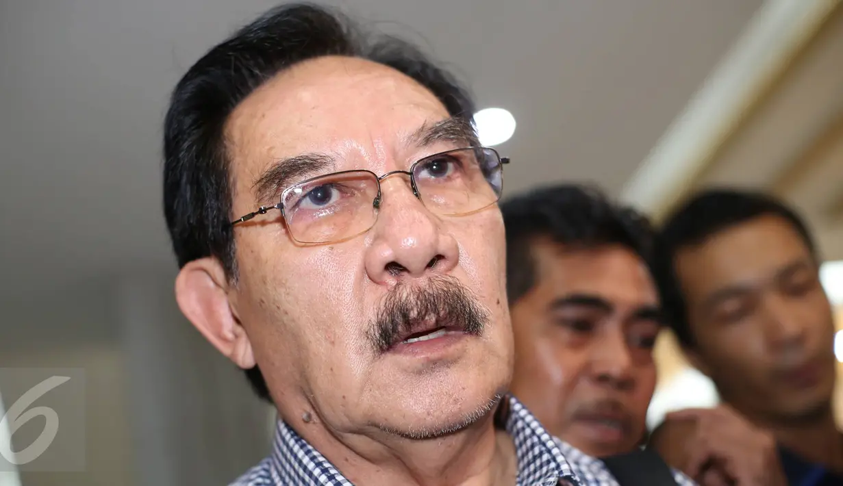 Mantan Ketua KPK Antasari Azhar mendatangi Direskrimsus Polda Metro Jaya, Jakarta, Rabu (1/2). Tak ada sepatah kata pun yang keluar dari mulut Antasari Azhar saat memasuki Gedung Dirkrimsus Polda Metro Jaya. (Liputan6.com/Immanuel Antonius)