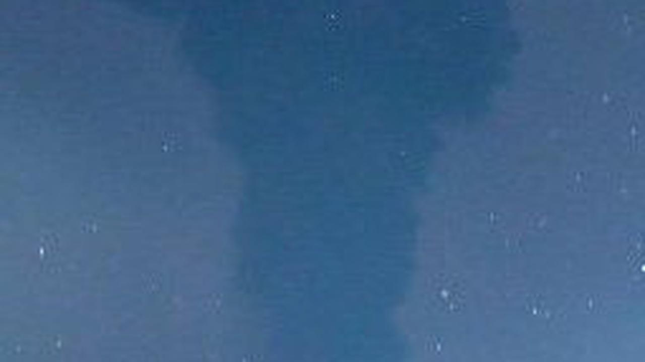 Pemandangan ketika Gunung Ibu mengalami erupsi pada Rabu (8/5/2024), pukul 01:58 WIT. Tinggi kolom abu teramati lebih dari 2.000 meter di atas puncak. Foto: PVMBG