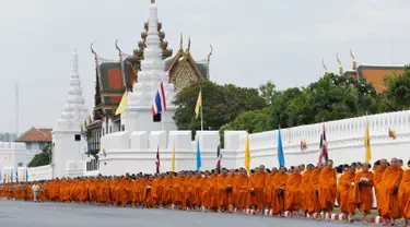 Ratusan biksu tiba untuk upacara di Grand Place memperingati ulang tahun ke-70 Raja Thailand Bhumibol Adulyadej Berkuasa di Bangkok, Thailand (9/6). Peringatan ini akan diwarnai dengan doa pagi yang dipimpin 770 biksu. (REUTERS/Jorge Silva)