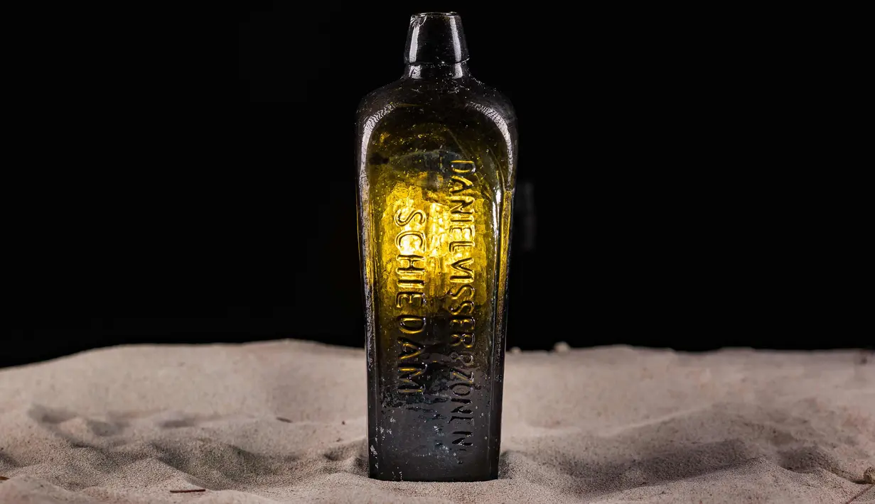 Botol berisi pesan berusia hampir 132 tahun ditemukan di dekat Pulau Wedge di utara Perth (7/3). Pesan tertua di dunia ini ditemukan setengah terkubur di bukit pasir di pantai barat Australia oleh sekelompok pejalan kaki. (AFP Photo/Kym Illman)
