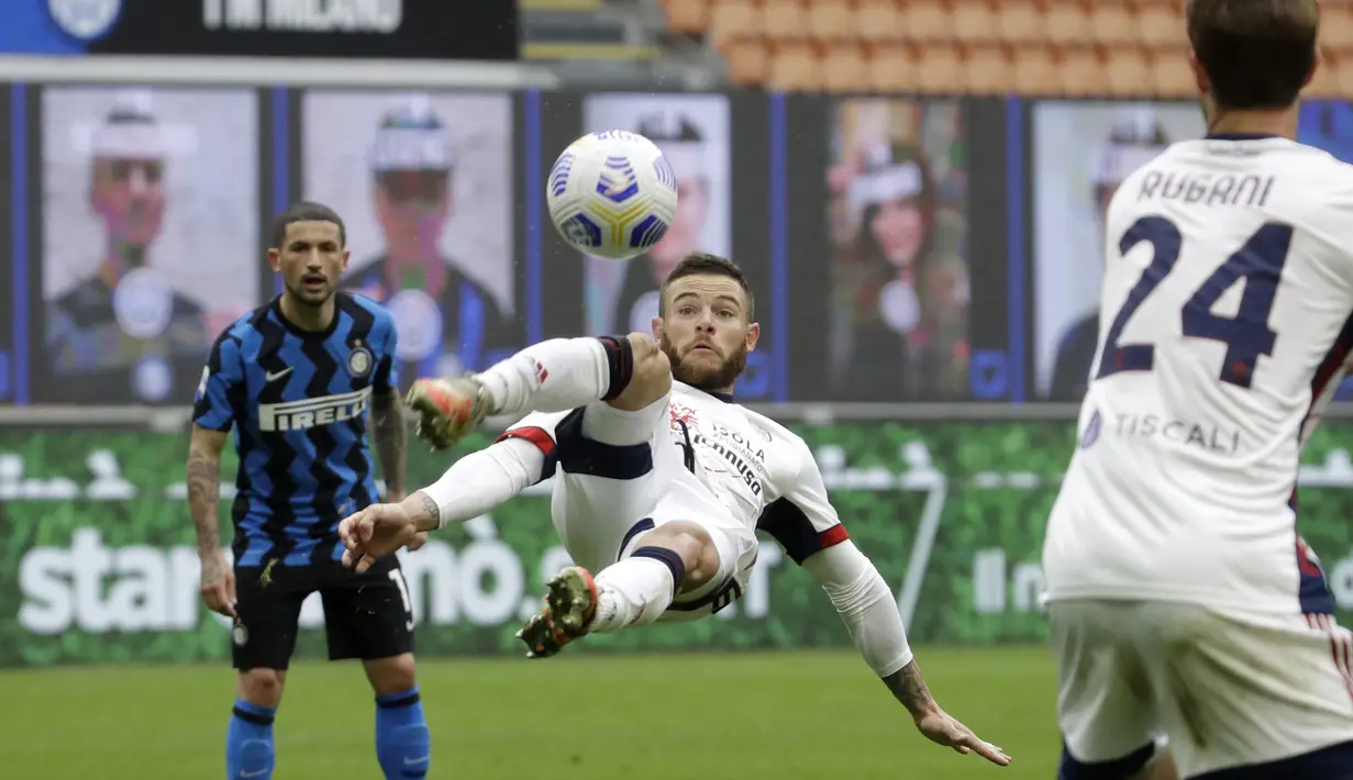Gelandang Cagliari, Nahitan Nandez (tengah) melepaskan tendangan akrobatik saat menghadapi Inter Milan dalam laga lanjutan Liga Italia 2020/2021 pekan ke-30 di San Siro Stadium, Milan, Minggu (11/4/2021). Cagliari kalah 0-1 dari Inter Milan. (AFP/Alberto Pizzoli)