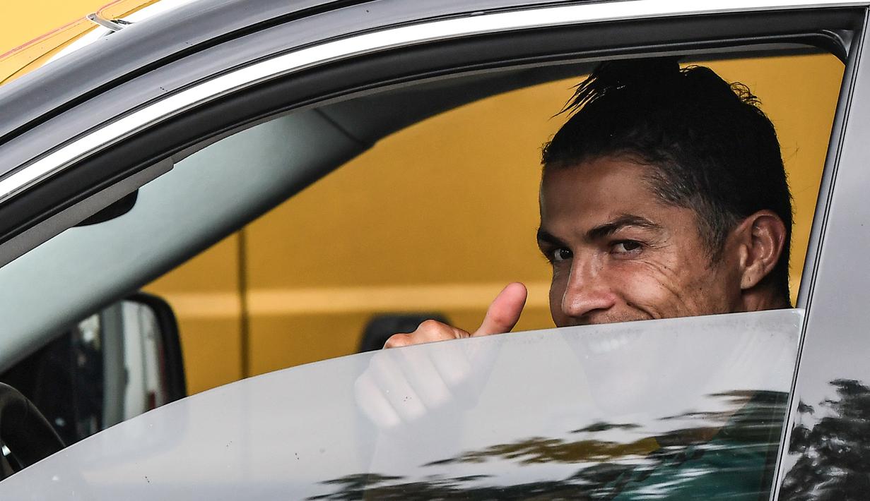 Striker Juventus, Cristiano Ronaldo, saat tiba di Pusat Latihan Juventus, Turin, Selasa (19/5/2020). Sejumlah pemain Juventus telah tiba di Turin untuk memulai latihan jelang bergulirnya kembali Serie A. (AFP/Marco Bertorello)
