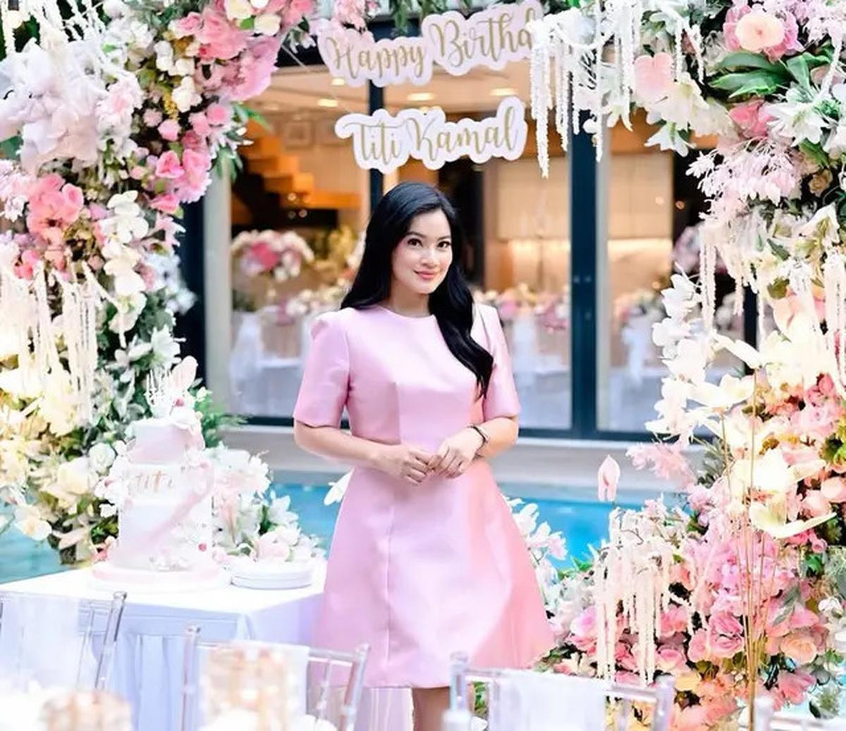 6 Potret Titi Kamal bak Barbie Awet Muda Dibalut Dress Pink saat Rayakan Pesta Ulang Tahun ke-43 di Rumahnya