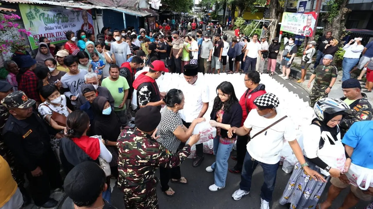 Kelurga Besar Sabam Sirait membagikan paket Lebaran di Senen.