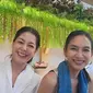 Persahabatan Lulu Tobing dan Happy Salma teruji waktu. Keduanya mulai berteman sejak dekade 1990-an saat masih aktif syuting sinetron dan pemotretan. (Foto: Dok. Instagram @lutob)