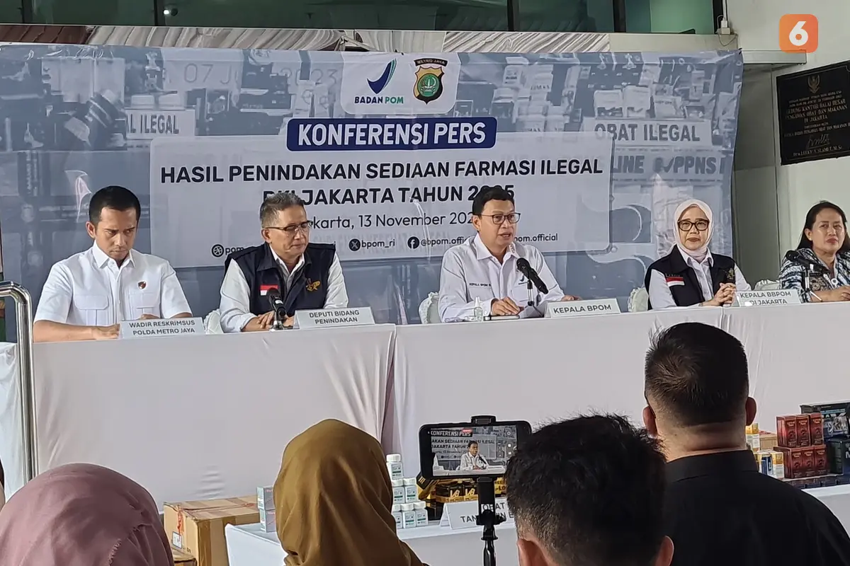 Kepala BPOM Taruna Ikrar dalam konferensi pers "Hasil Penindakan Sediaan Farmasi Ilegal DKI Jakarta Tahun 2025" di Kantor Balai Besar POM, Jakarta Timur, Kamis (13/11/2025).
