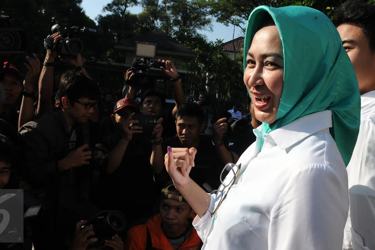 20151209-Didampingi Berondong, Airin Nyoblos di Pilkada Tangsel 