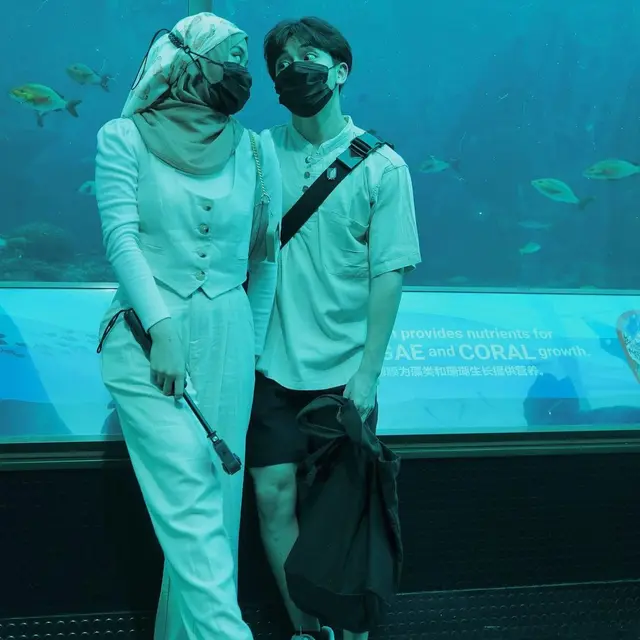 Putri Delina dan Jeffry Reksa di Singapura (Foto: Instagram @putridelinaa)