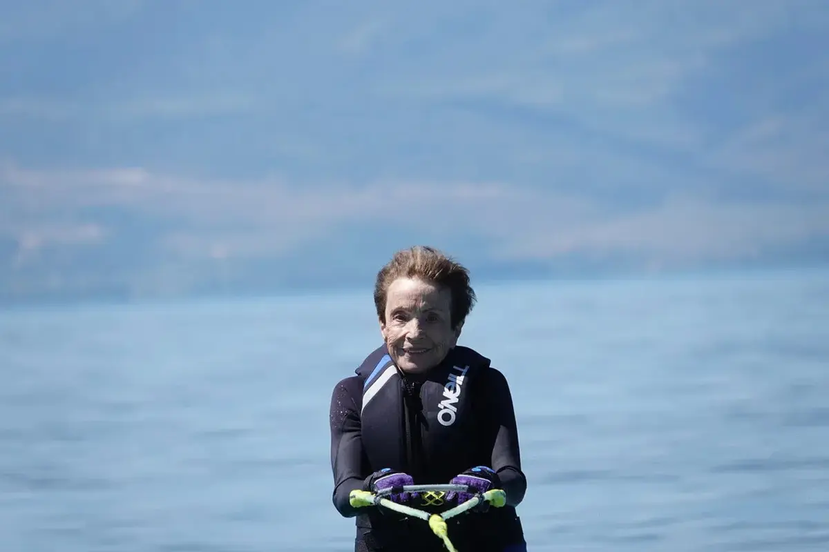 Seorang lansia berusia 92 tahun jadi wanita tertua di dunia yang bermain ski air. (Dok: Guinness World Records)