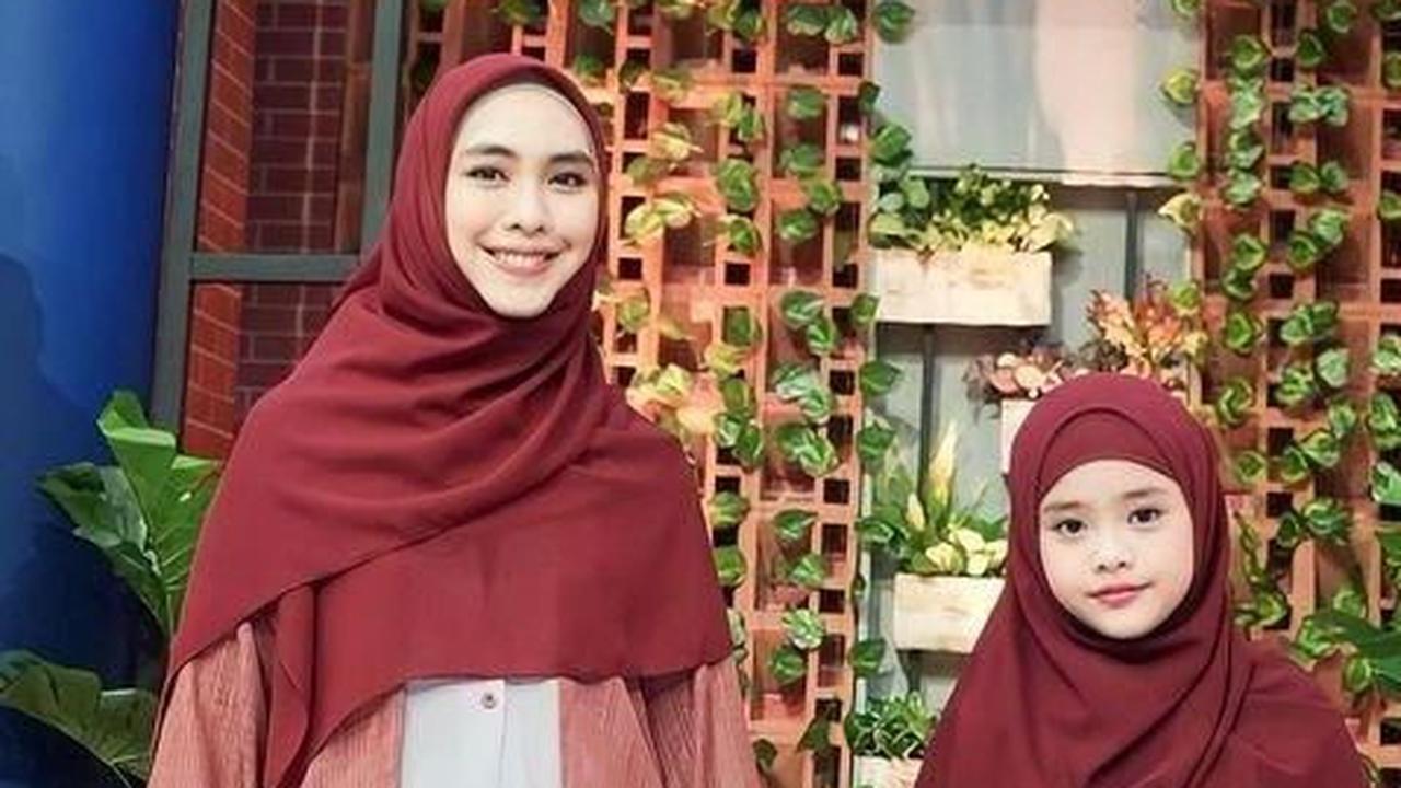 Tampil Begitu Menggemaskan! Inilah 8 Potret Anak Selebriti Belajar Menggunakan Hijab Sejak Kecil - Kian Mirip Ibunya