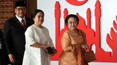 Presiden ke-5 RI Megawati Soekarnoputri didampingi putrinya Puan Maharani tiba menghadiri  Sidang Tahunan MPR, DPR dan DPD di Kompleks Parlemen, Senayan, Jakarta, Kamis, (16/8). Tema sidang tahunan kali ini Bhinneka Tunggal Ika. (Liputan6.com/Johan Tallo)