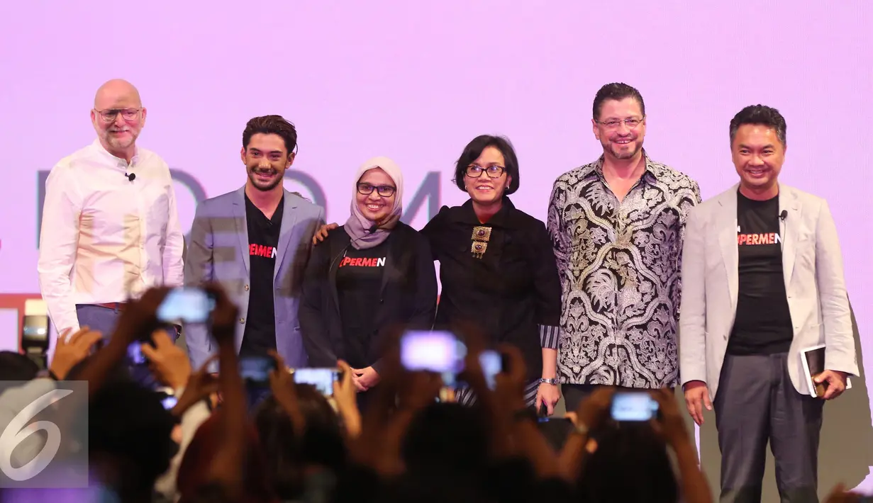 Para pembicara Supermentor bertema "End Poverty" berfoto bersama, Jakarta, Senin (17/10). Tema tersebut diangkat untuk memperingati Hari Pengentasan Kemiskinan Dunia yang jatuh pada 17 Oktober. (Liputan6.com/Herman Zakharia)