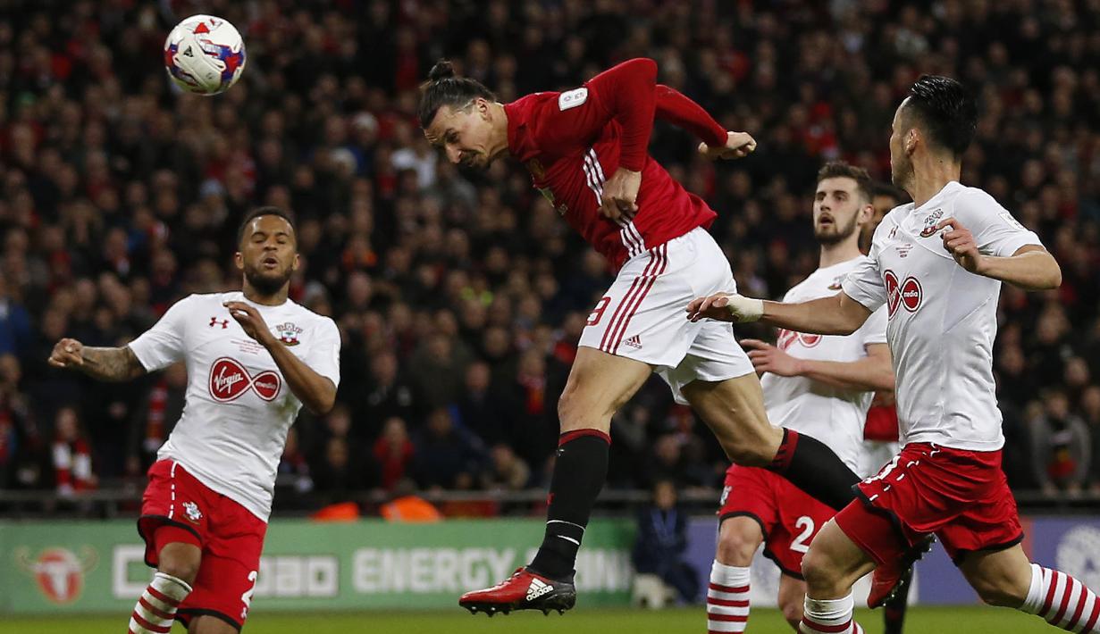 Proses terjadinya gol yang dicetak striker Manchester United, Zlatan Ibrahimovic, ke gawang Southampton. Akhirnnya Ibrakadabra berhasil mencetak gol penentu kemenangan Setan Merah pada menit ke-87. (AFP/Ian Kington)