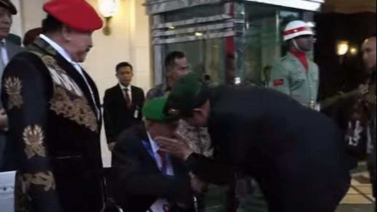 SBY tampak menghampiri Ryamizard yang duduk di atas kursi rodanya.