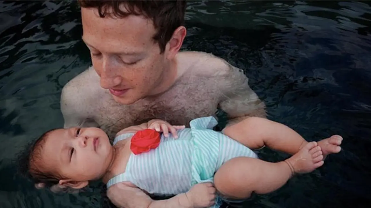 Lucunya Mark Zuckerberg Bawa Sang Bayi Berenang Pertama Kali