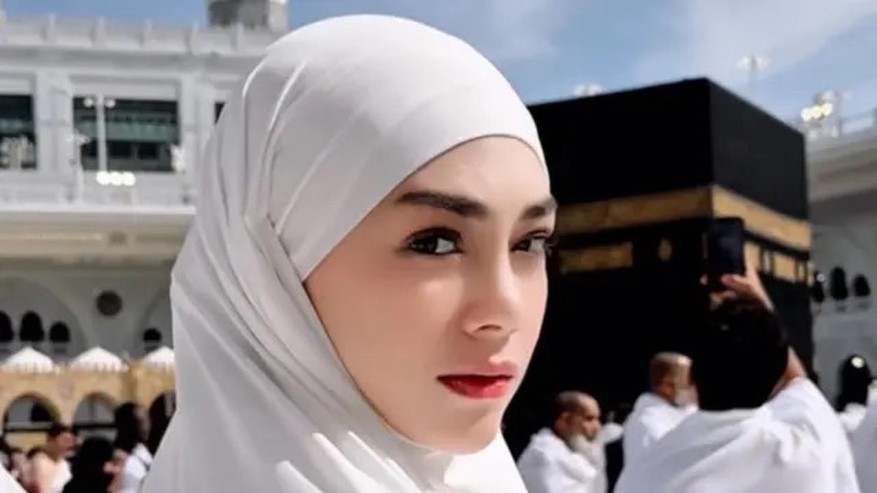 Cerita Pengalaman Umrah Perdana Celine Evangelista, yang Penuh Haru Akui Merasa Malu di Rumah Allah