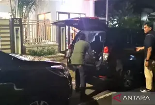 KPK geledah rumah Ketua PBSI Madiun. (Antara)