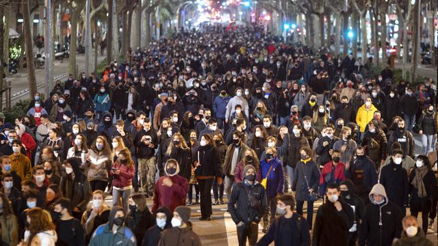 FOTO: Kericuhan Usai Rapper Spanyol Pablo Hasel Ditangkap Polisi