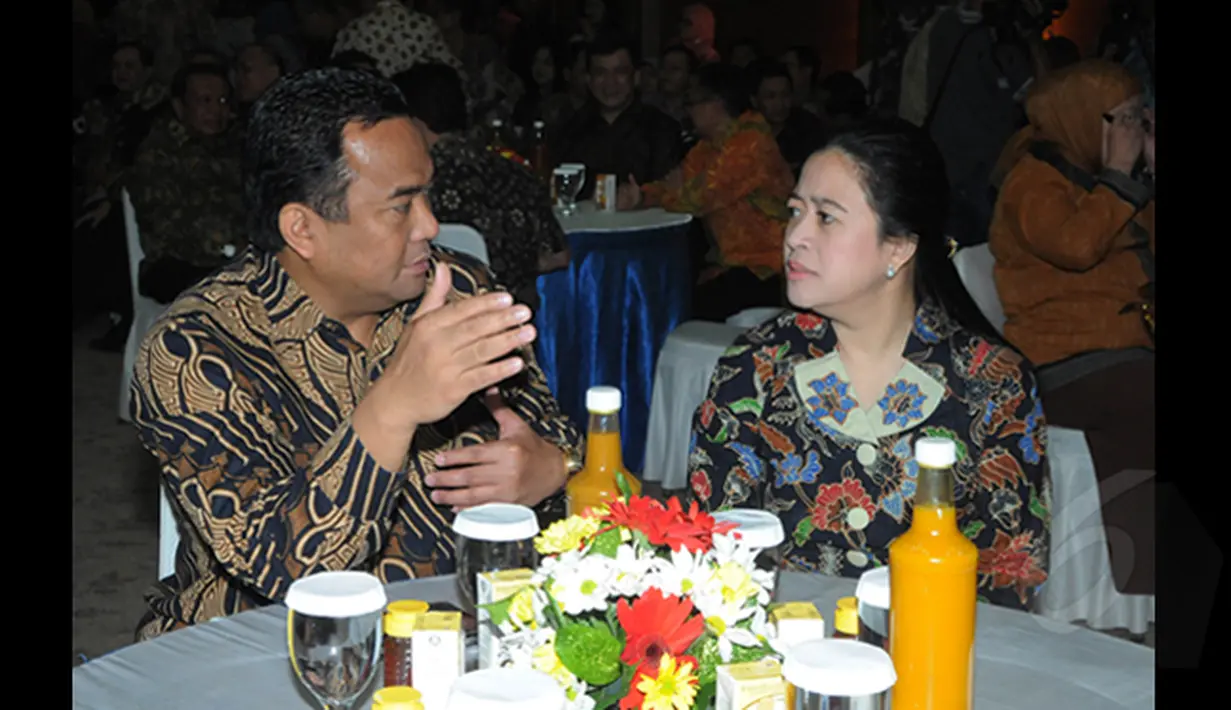 Menteri Perdagangan Rachmat Gobel (kiri) berdiskusi dengan Menko PMK Puan Maharani di sela-sela acara minum jamu bersama di gedung Kementerian Perindustrian, Jakarta Jumat (16/1/2015). (Liputan6.com/Herman Zakharia)