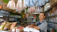 Pedagang Tercekik Harga Plastik