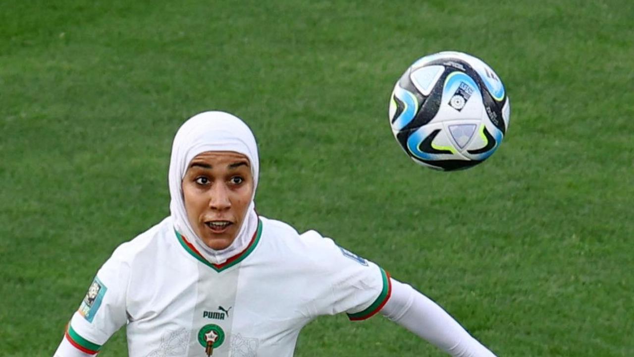 Pesepakbola wanita Timnas Maroko, Nouhaila Benzina berhasil mencetak sejarah. Dia menjadi pemain berhijab pertama yang tampil di Piala Dunia Wanita FIFA. 

Penampilan bersejarah itu dia catatkan ketika membela Timnas Maroko melawan Korea Selatan pada Sa