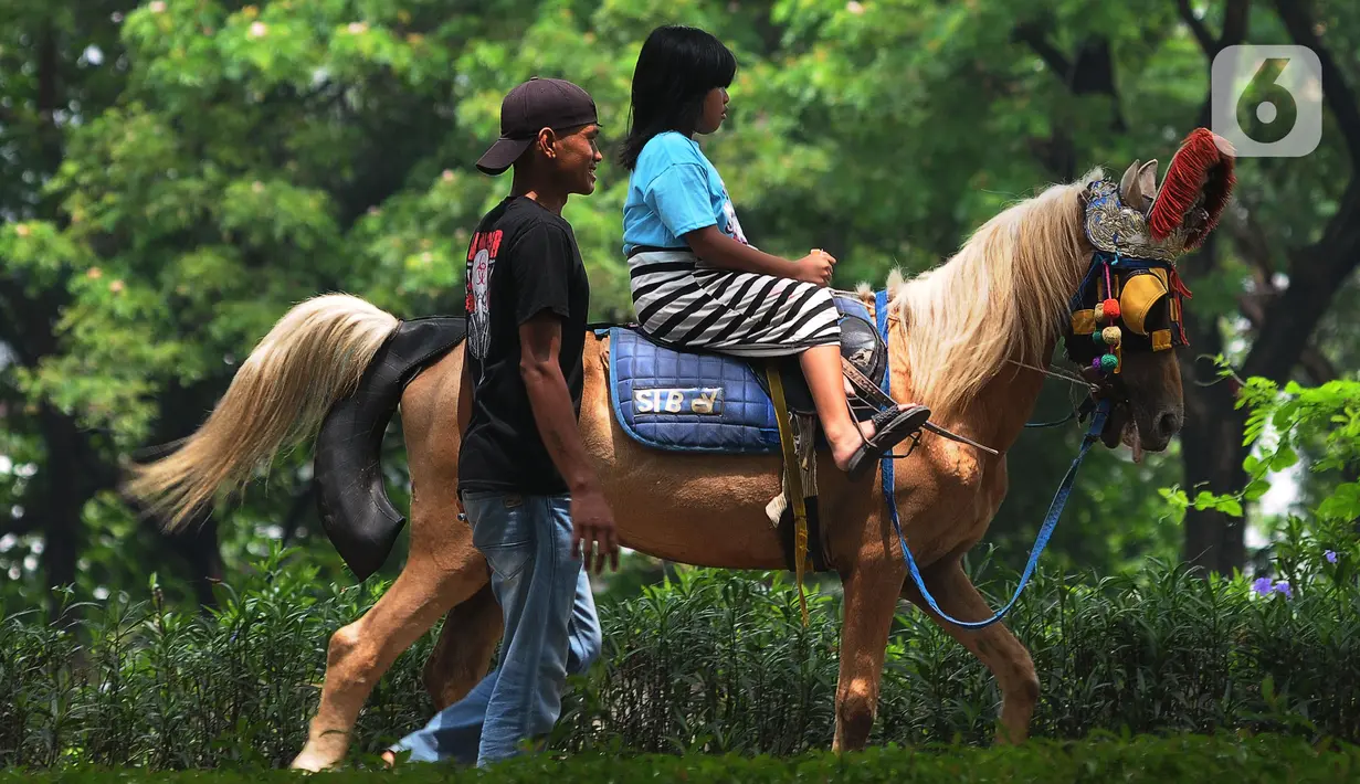 Anak-anak dapat menunggang kuda dengan jaraknya tidak terlalu jauh dan didampingi joki. (merdeka.com/Imam Buhori)