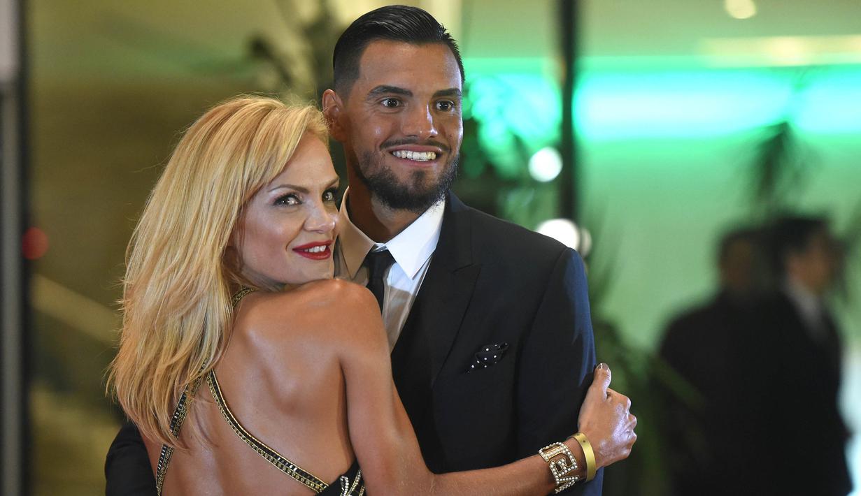 Kiper Manchester United, Sergio Romero, didampingi sang istri menghadiri resepsi pernikahan bintang Barcelona, Lionel Messi di Kompleks City Center, Santa Fe, Jumat (30/6/2017). (AFP/Eitan Abramovich) 