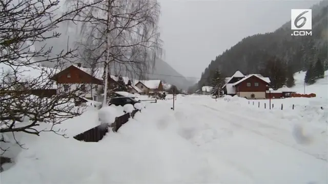 Salju tebal yang mengguyur Austria membuat aktivitas warga lumpuh.