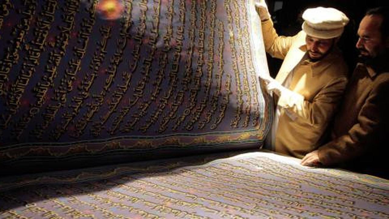 Wow, Afghanistan punya Alquran terbesar di dunia!